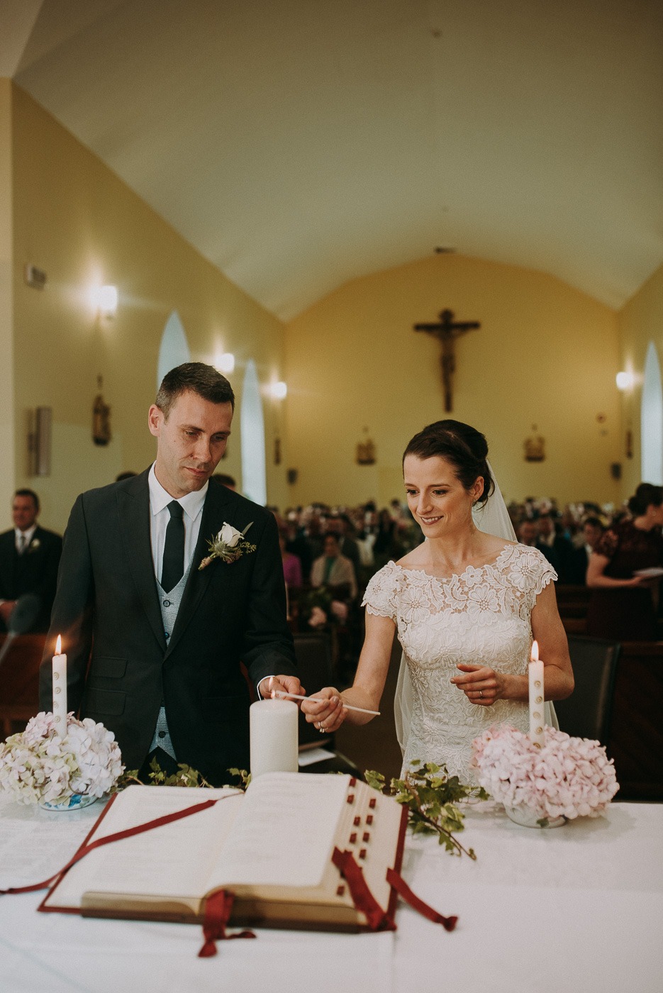 A person standing in front of a wedding cake