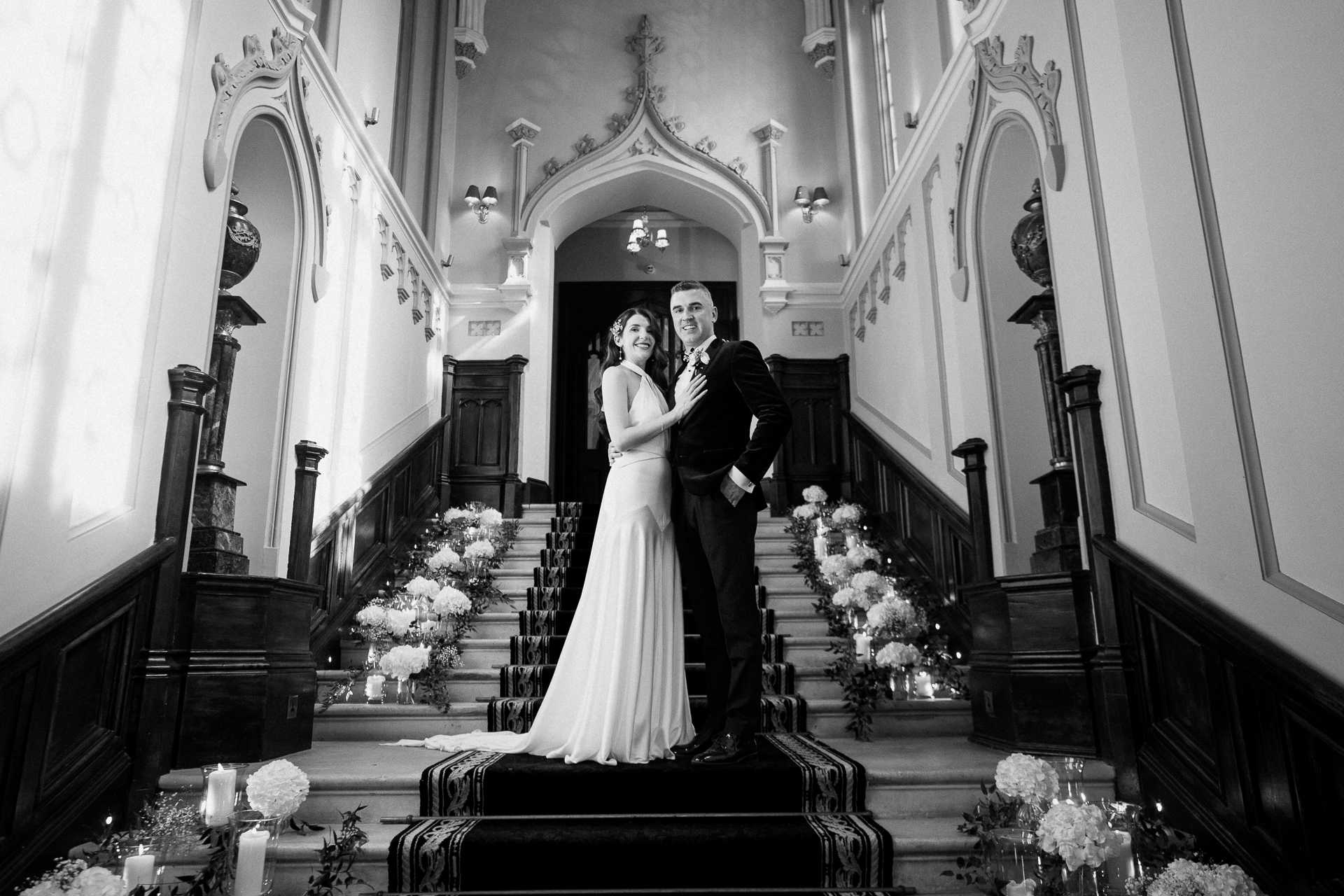 Wedding ceremony in the historic chapel at Markree Castle with natural light and emotional moments The wedding ceremony took place in the beautiful chapel of Markree Castle – an intimate and atmospheric space filled with soft light, stained glass, and history. Surrounded by family and friends, the couple exchanged vows in this unique Irish castle setting, making the moment deeply emotional and timeless.