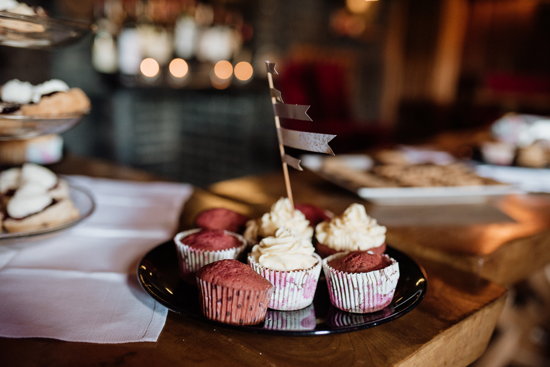 A plate of cupcakes