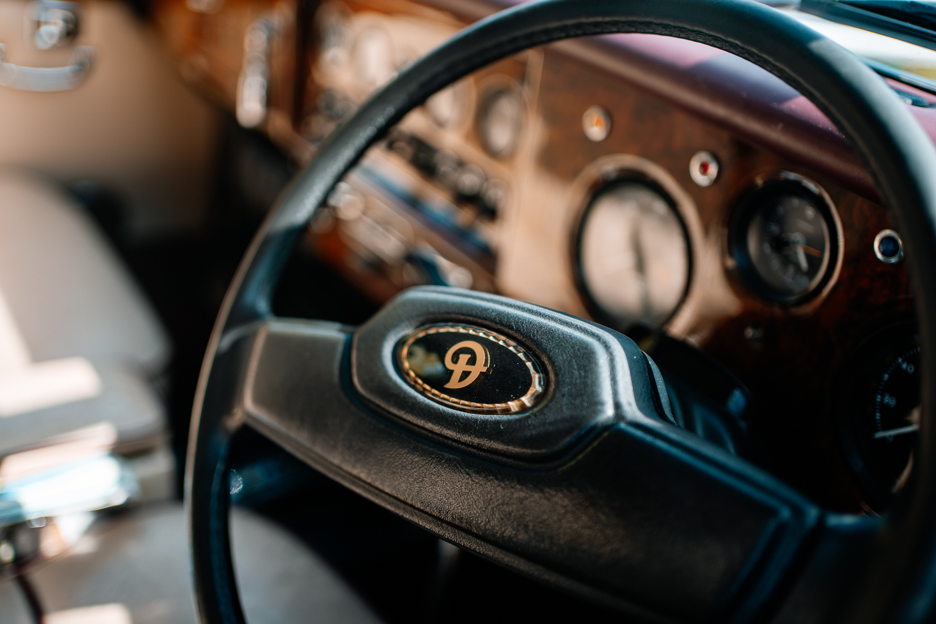 A close up of a steering wheel