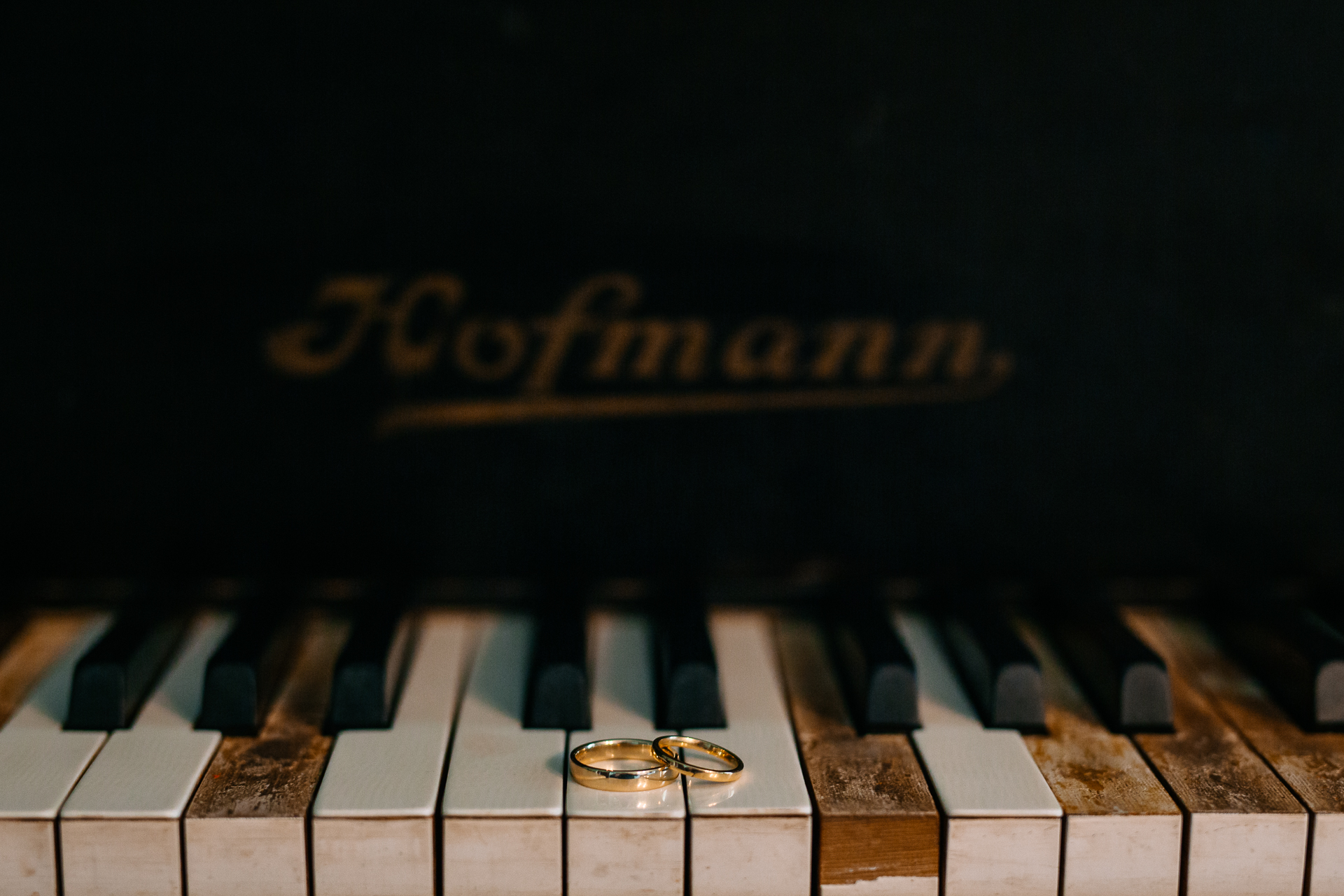 A close up of a piano keys