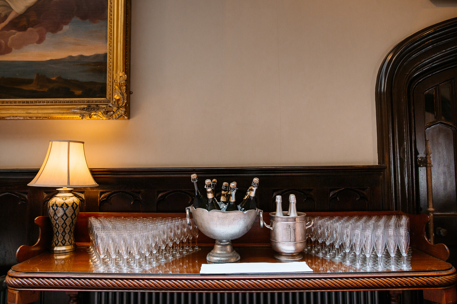 A table with a bowl and a lamp on it