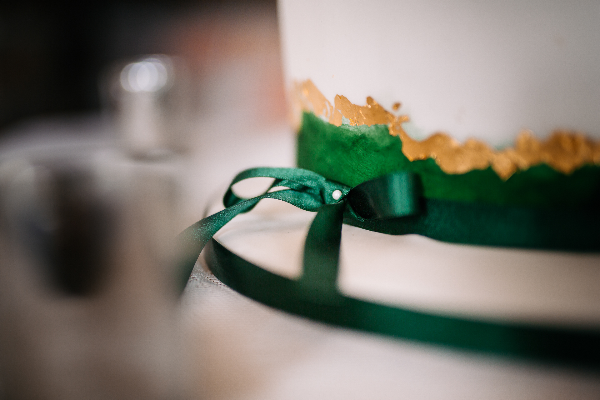 A green bow on a white plate