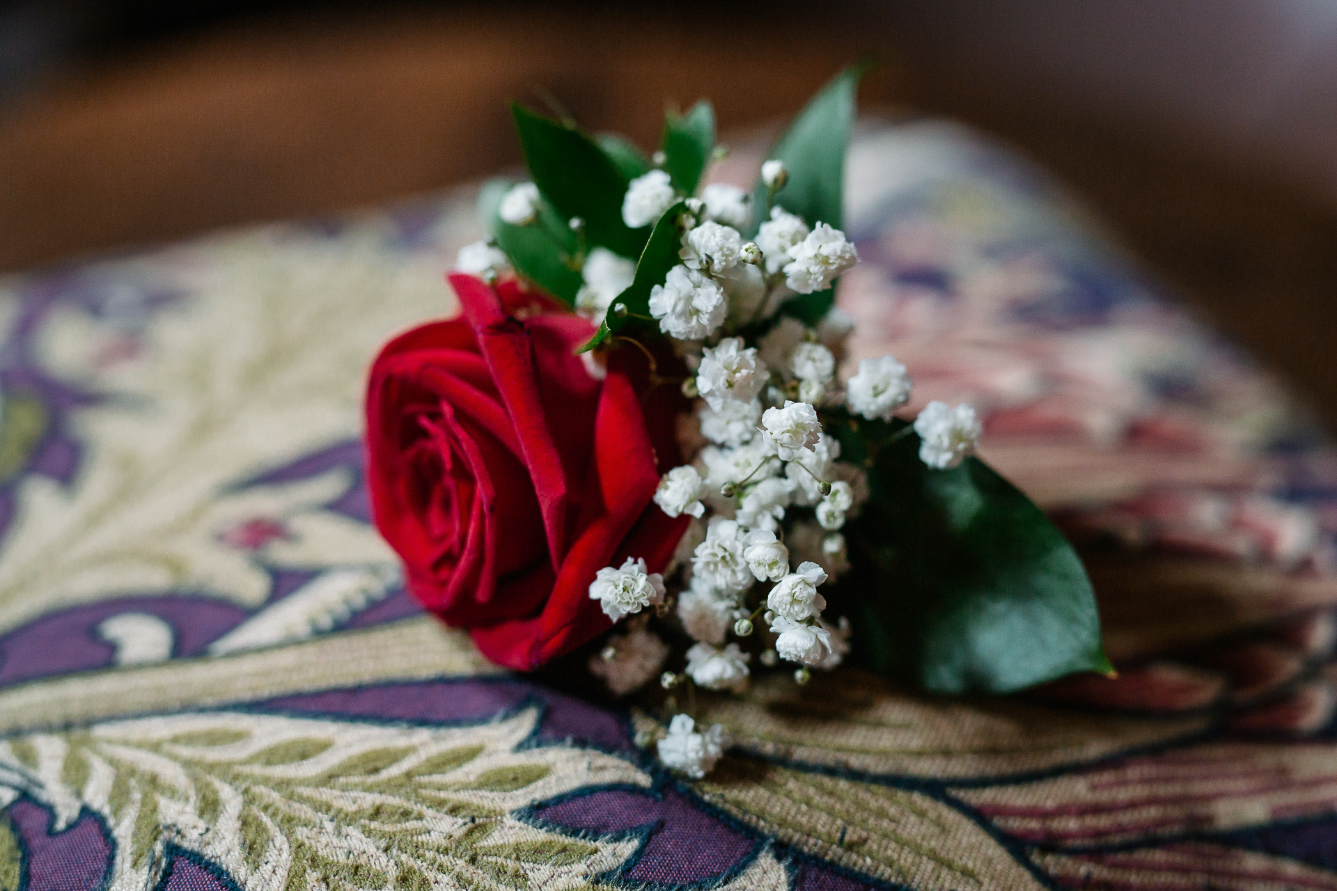 A red rose with white flowers