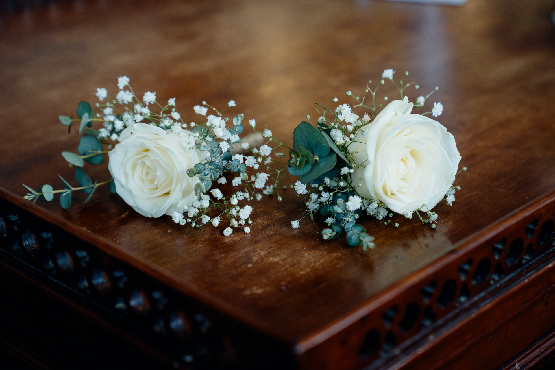 A bouquet of white and blue flowers