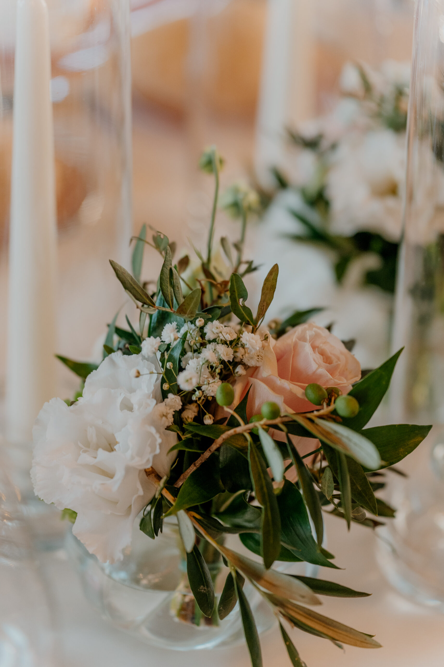 A bouquet of white and pink flowers