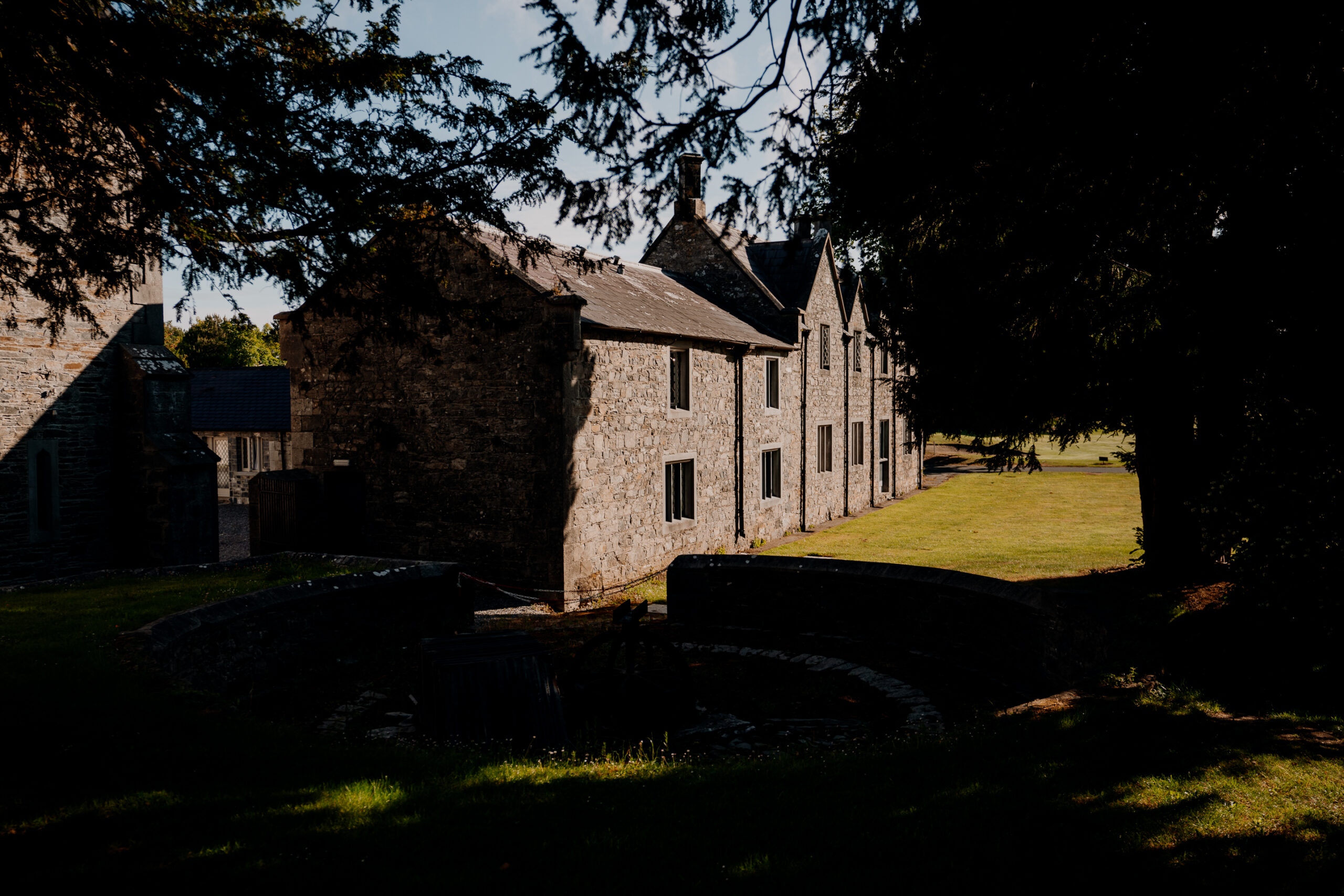 A stone building with a stone wall