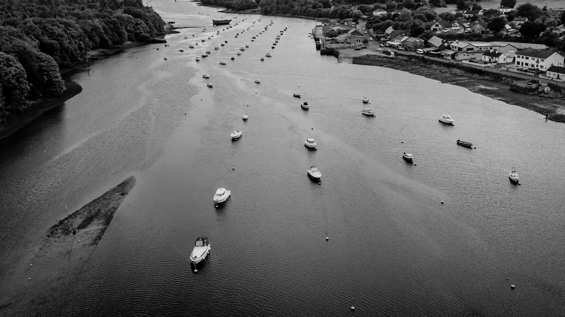 A group of boats in a lake