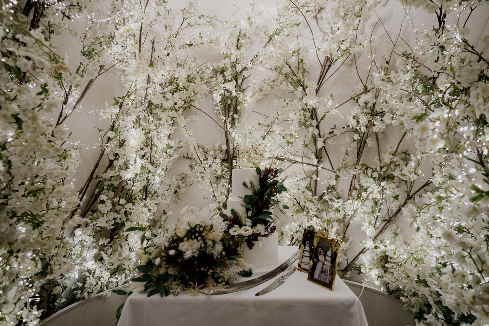 A white wall with white flowers