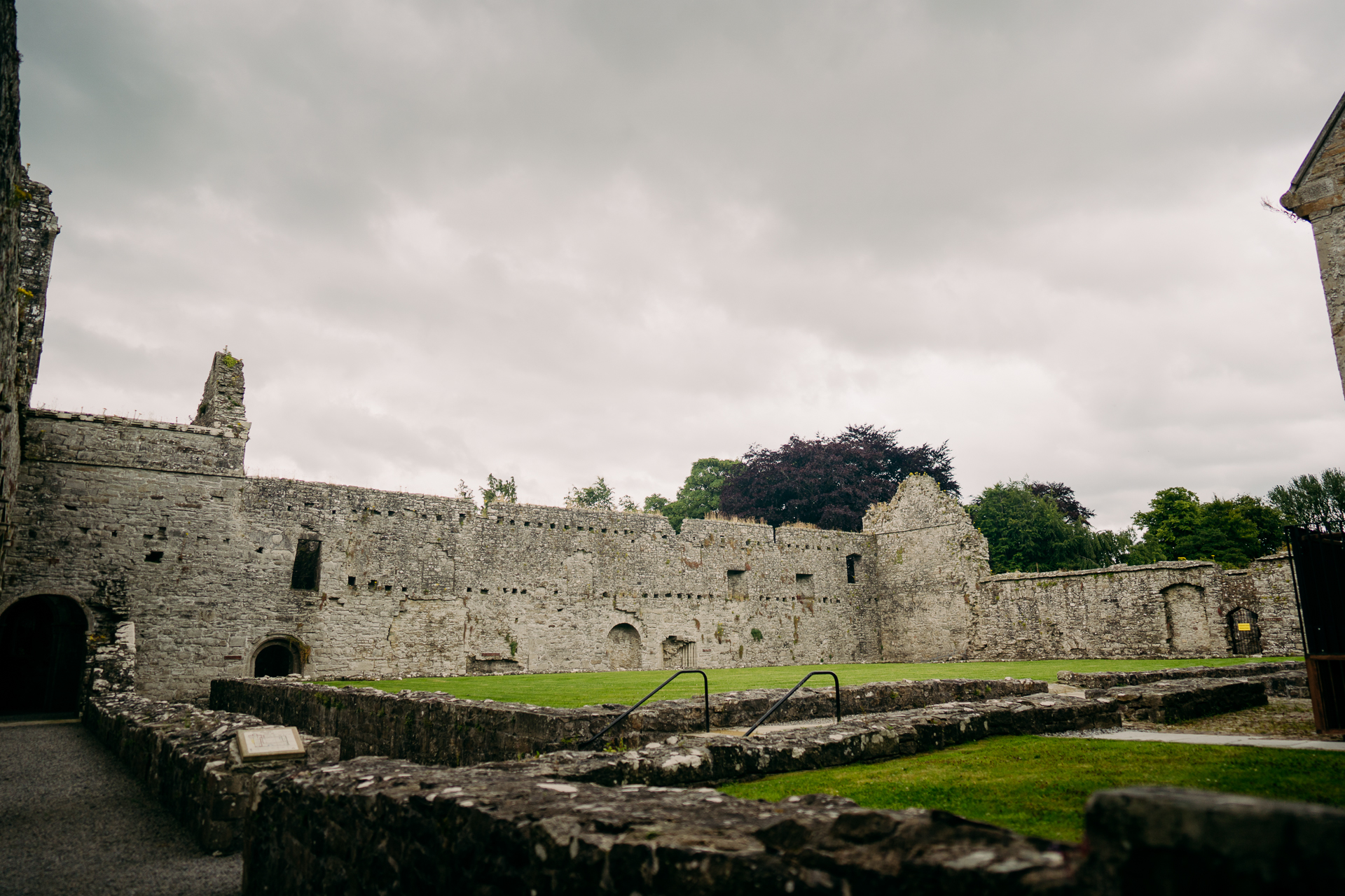 A stone building with a stone wall