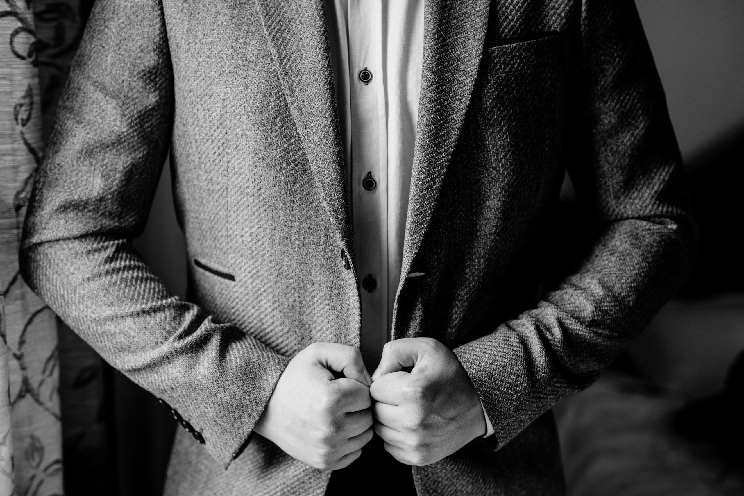 Groom and groomsmen getting ready at Tigh Ruairí, Inisheer – Aran Islands wedding morning