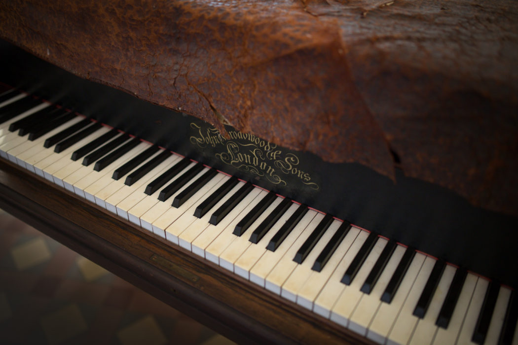 A close up of a piano